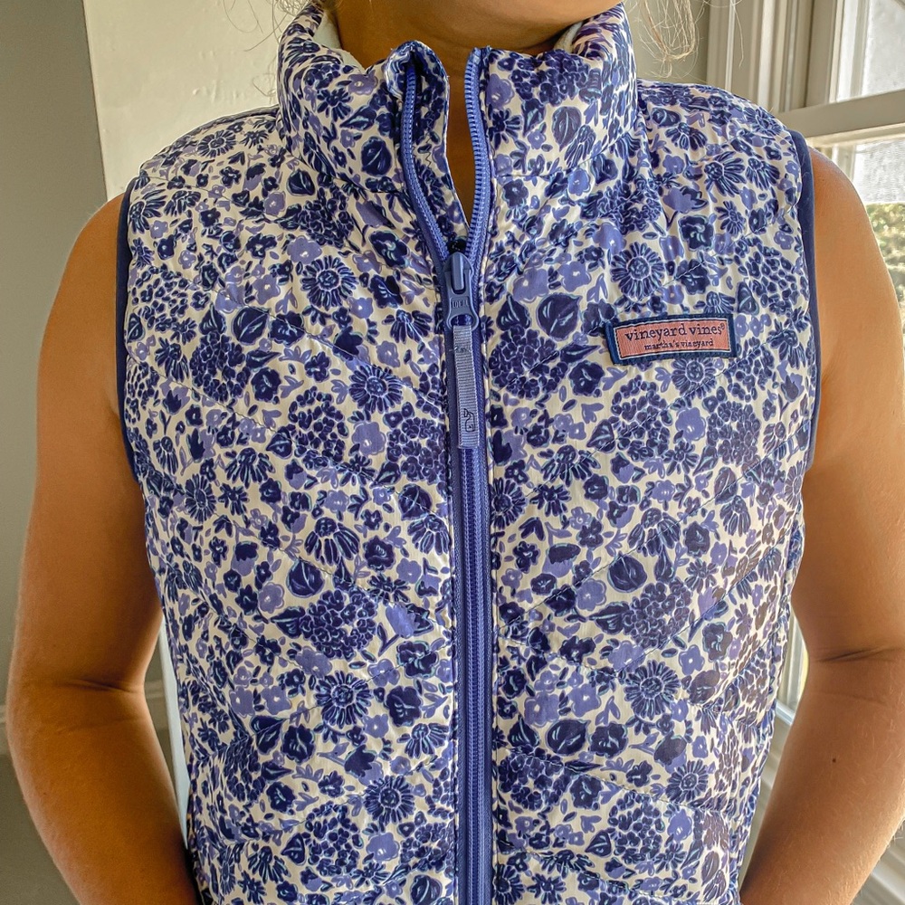 Vineyard Vines Girls Vest size M 10-12 Blue and White